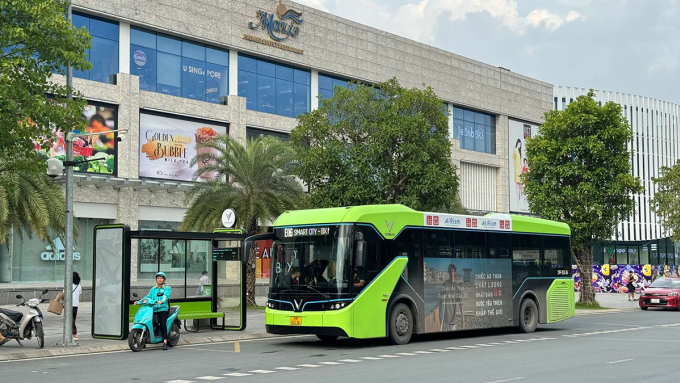 Xe máy điện Xanh SM và bus điện trên đường phố. Ảnh: VinBus
