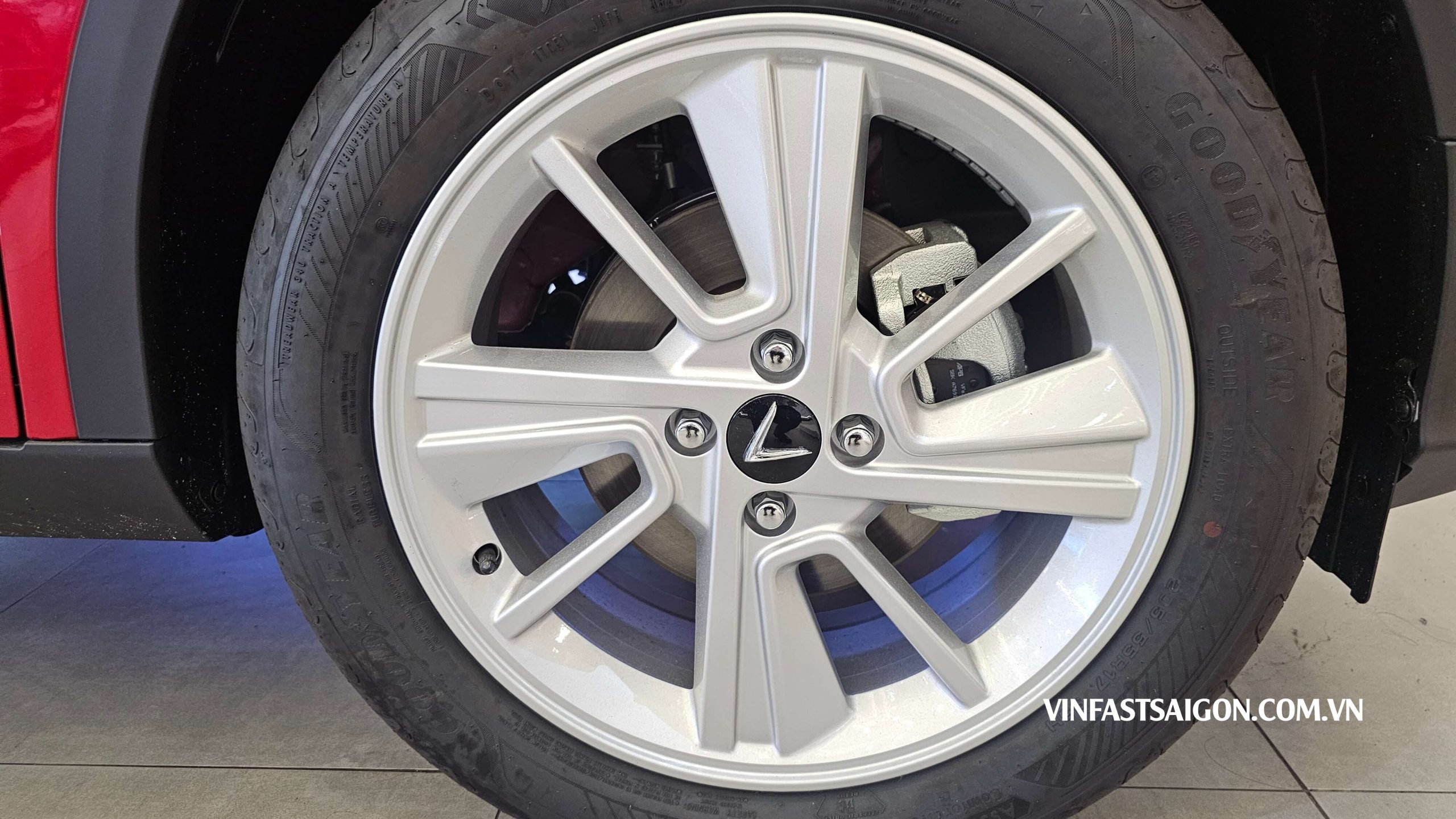 VinFast VF5 2026 | Bộ la-zăng đa chấu 18 inch là điểm nhấn ấn tượng trên mẫu SUV cỡ nhỏ, không chỉ mang đến diện mạo thể thao mà còn giúp xe vận hành ổn định và mượt mà hơn.