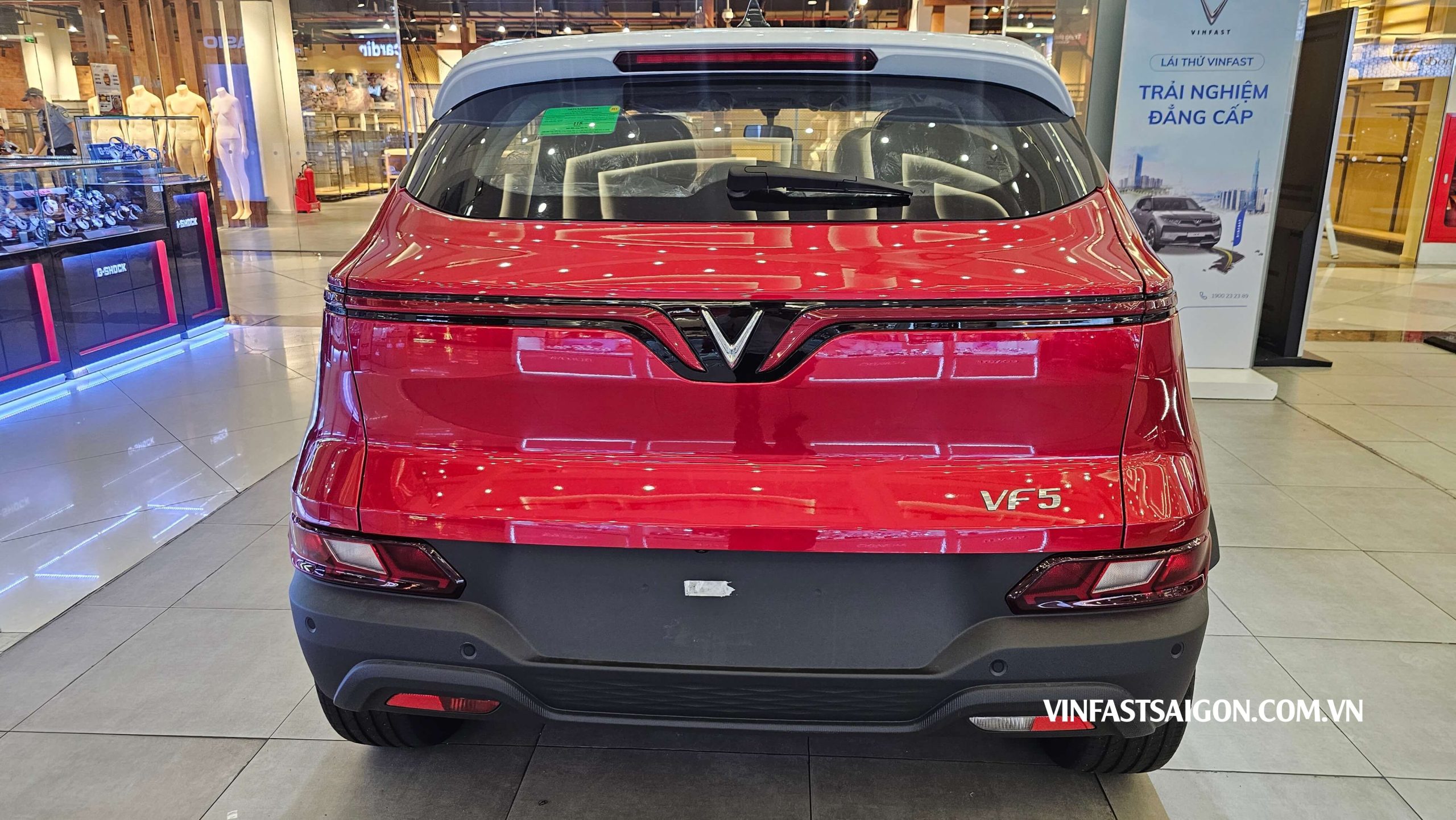 VinFast VF5 | Phần đuôi xe VinFast VF5 sở hữu những đường nét góc cạnh, mang đến vẻ ngoài hiện đại và mạnh mẽ. Thiết kế này hài hòa với tổng thể, giúp xe gây ấn tượng mạnh khi nhìn từ phía sau.
