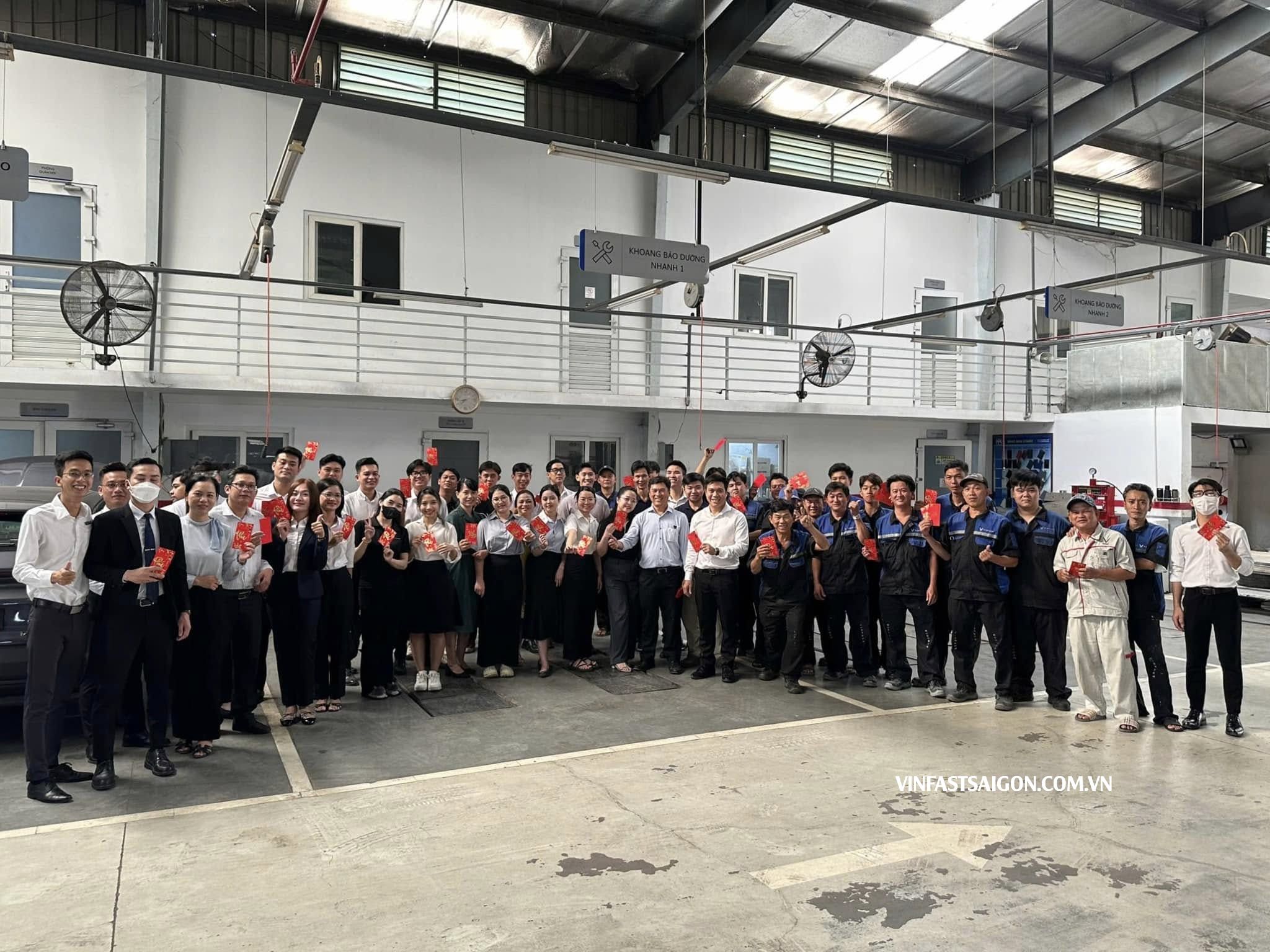VinFast Đông Sài Gòn Trường Chinh | Đội ngũ cán bộ công nhân viên luôn sẵn sàng phụ vụ khách hàng một cách tốt nhất