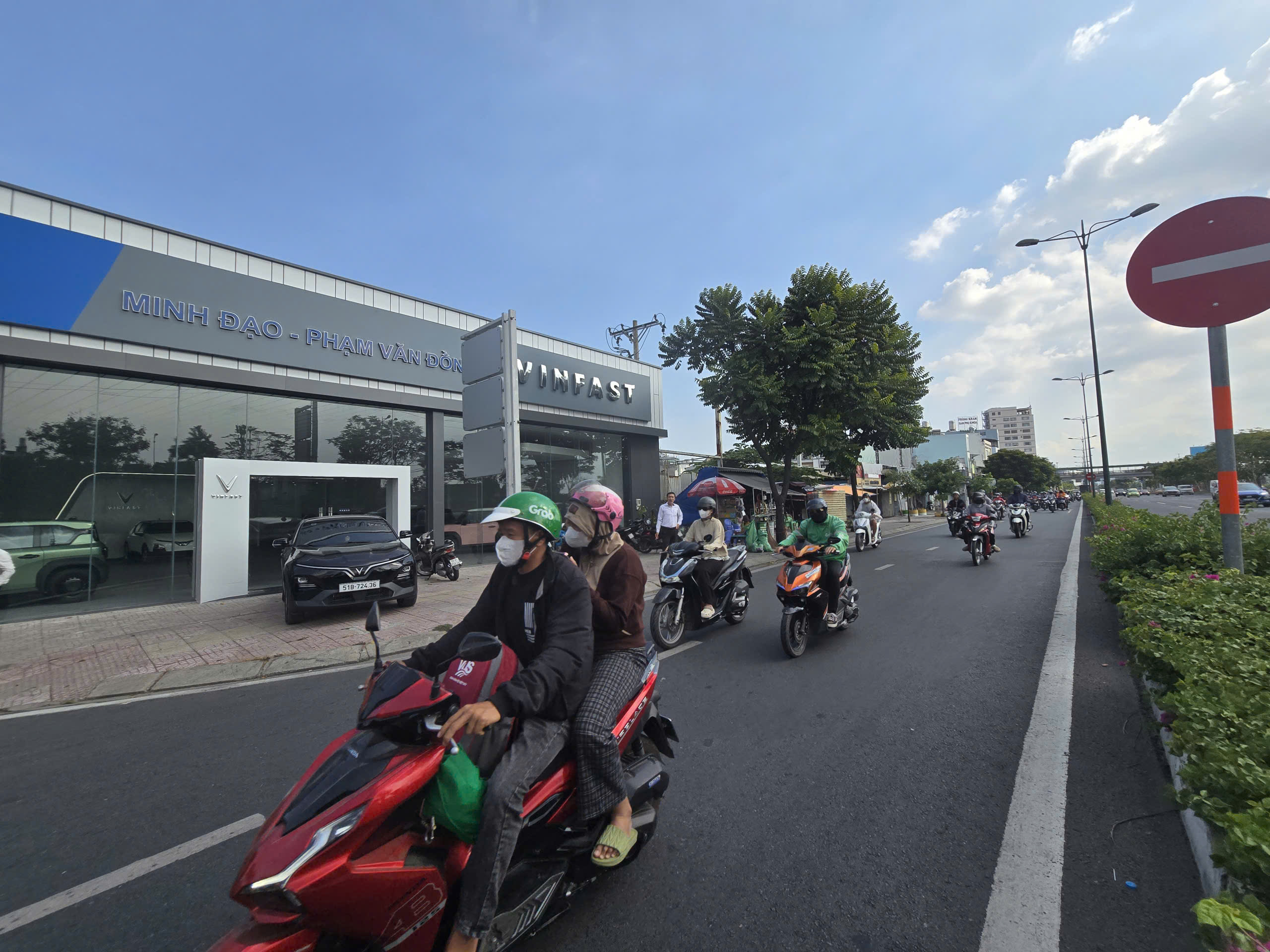 KHÔNG KHÍ NHỘN NHỊP TẠI VINFAST PHẠM VĂN ĐỒNG